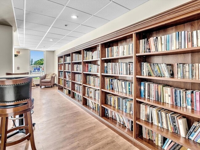 Building Photo - 9470 Poinciana Pl
