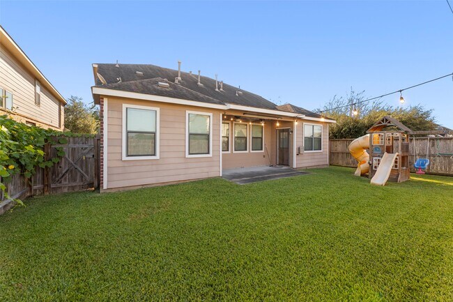Building Photo - 5531 Drumlin Field Way