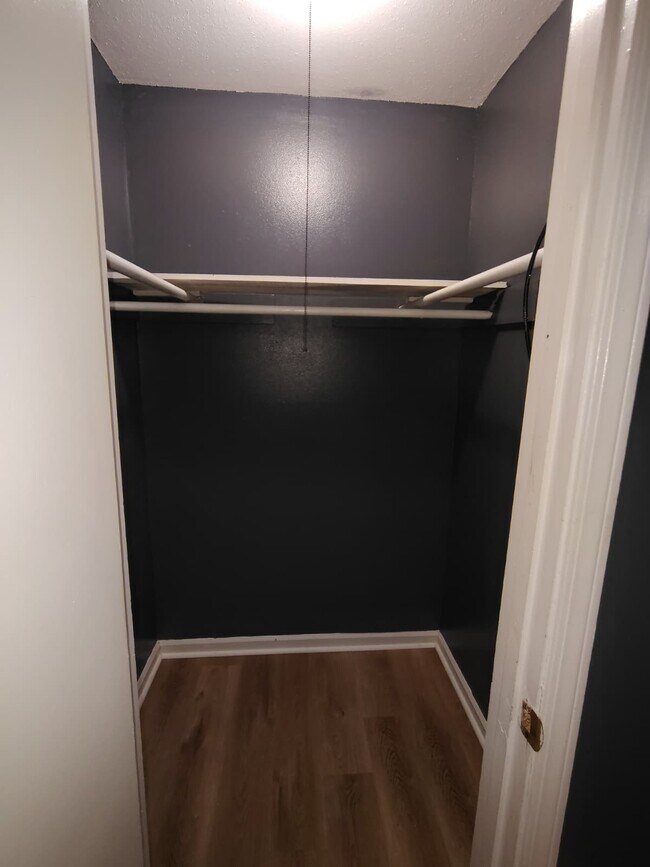 Building Photo - 587 Hillbrook Dr