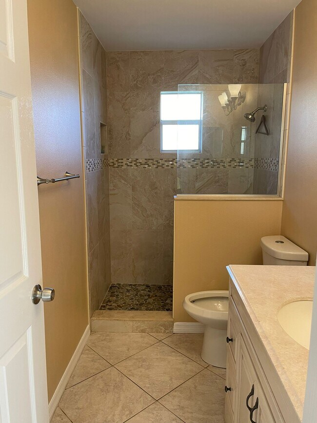 Guest Bathroom - 5400 NW Emblem St