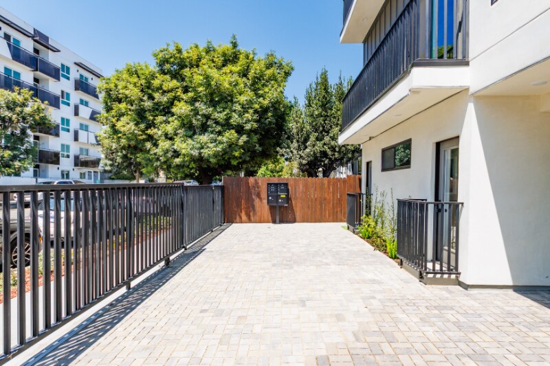 Building Photo - 1330 Tamarind Ave