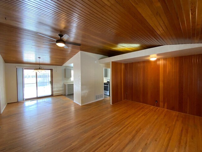 Building Photo - 3 Bedroom Single Story Home Available Near...