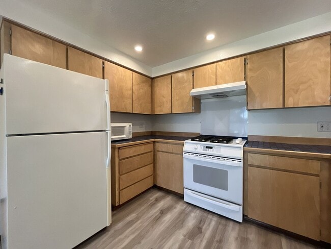 Building Photo - 4825 SW Marigold St