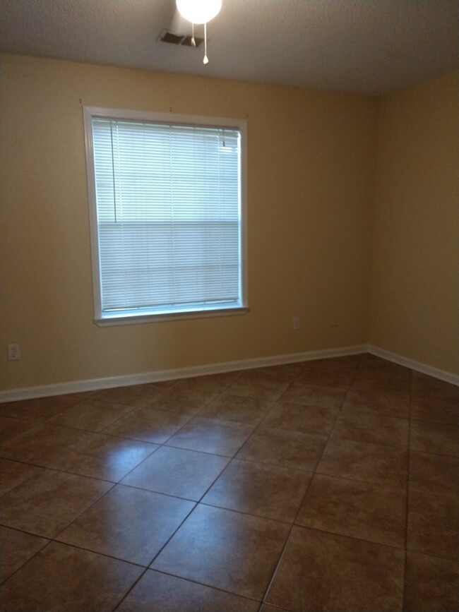 Building Photo - Beautiful 3 Bed 2 Bath Townhouse Close to ...