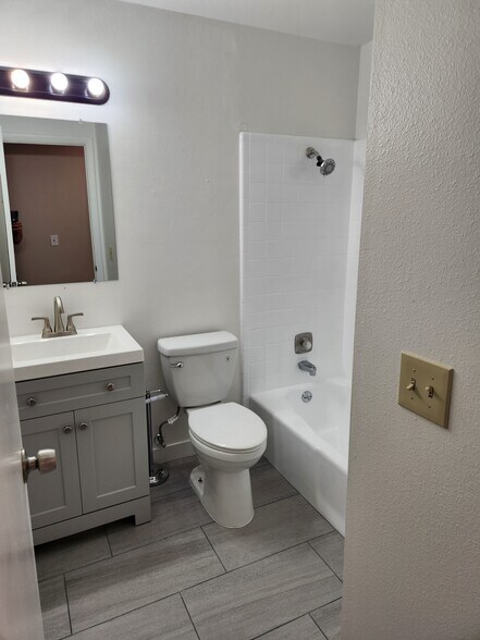 Building Photo - 2112 E Donegal Cir