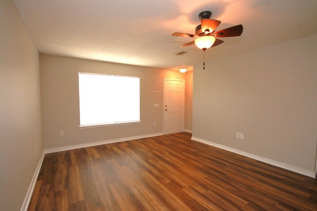 Building Photo - 3BR/2BA Southwest Pensacola Home with 1-Car Garage, Garden Tub Primary Suite & Convenient Access ...