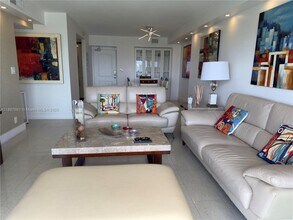 Building Photo - 100 Bayview Dr