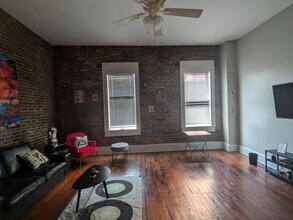 Building Photo - Cute Upstairs Down Town Apartment!