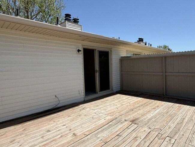 Building Photo - House For Lease