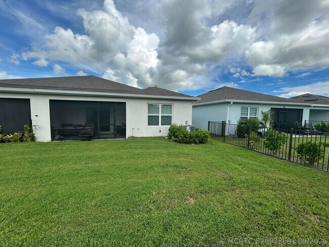 Building Photo - 825 Persimmon Pl