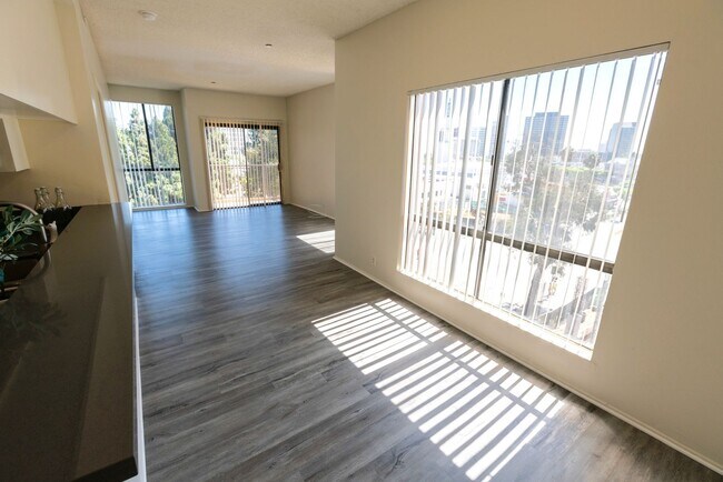 Interior Photo - 747 Gayley Ave