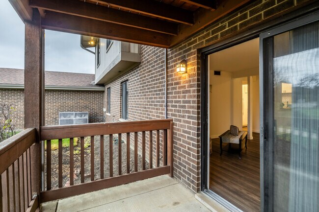 Building Photo - 800 Brook Dr