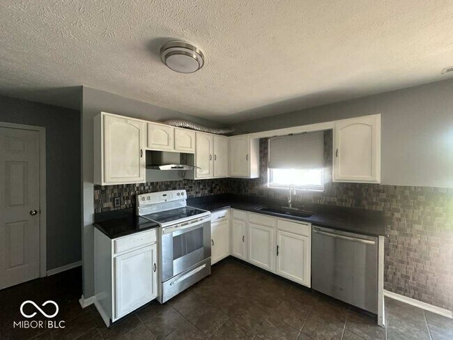 Building Photo - 6903 Governors Pointe Blvd