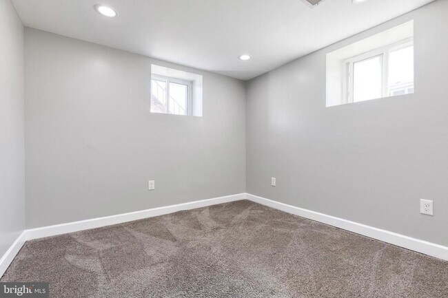 Building Photo - Welcome to this beautifully renovated 4bd 2bth end-of-group townhome in Baltimore!