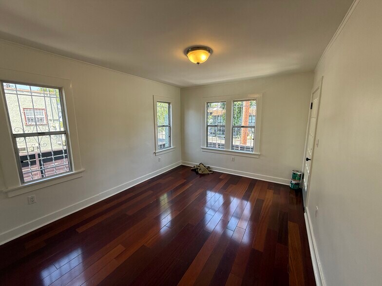 Living Room - 413 Robinson St