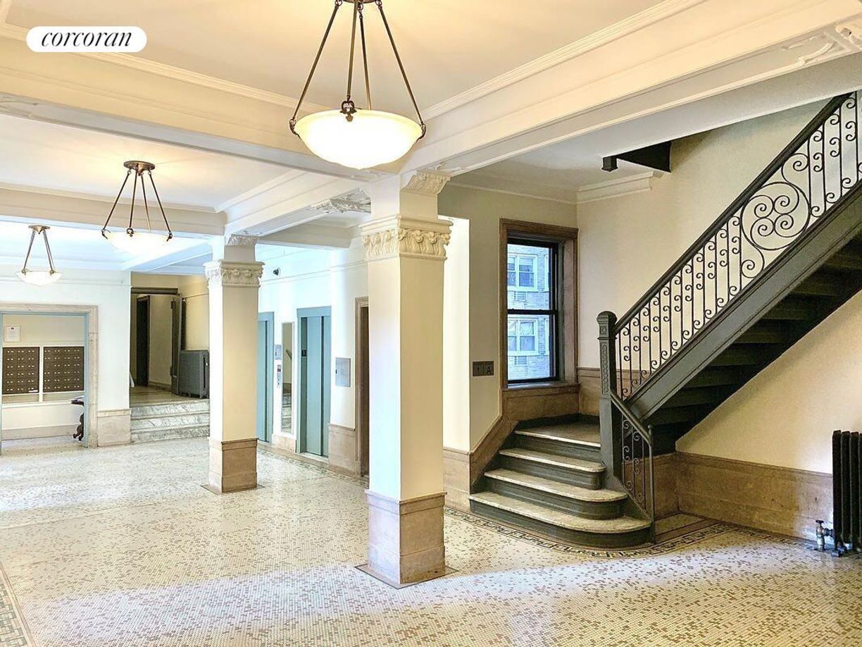 Building Photo - 875 W 181st St
