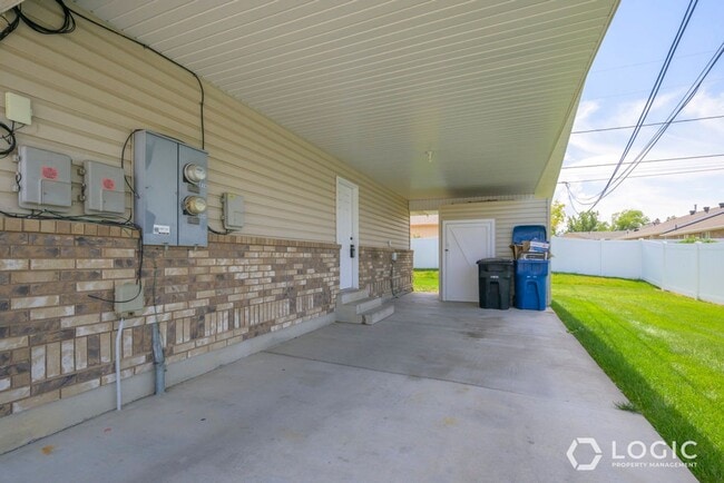 Building Photo - 934 E 500 N