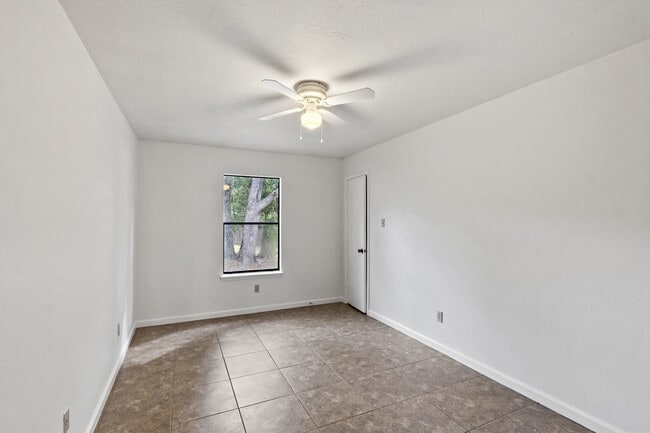 Building Photo - 2208 Lobo Dr