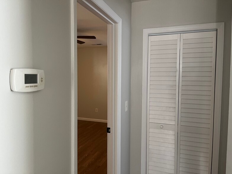 Building Photo - 619 Varsity Dr