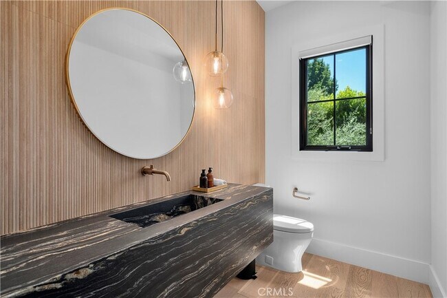 Building Photo - 17631 Tarzana St