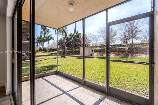 Building Photo - 370 Racquet Club Rd