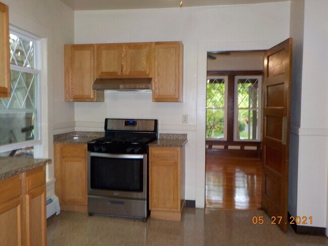 Building Photo - Available 6/1/25 Charming Two Story Single...