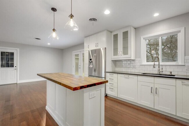Building Photo - 1600 Ashberry Dr