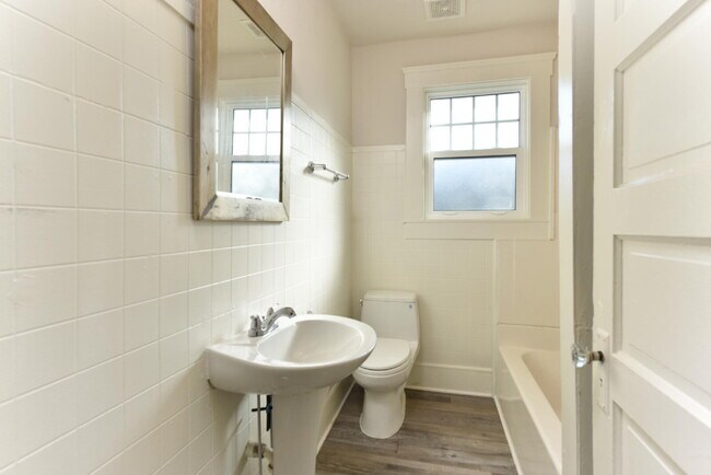 Building Photo - Super Cute Bungalow