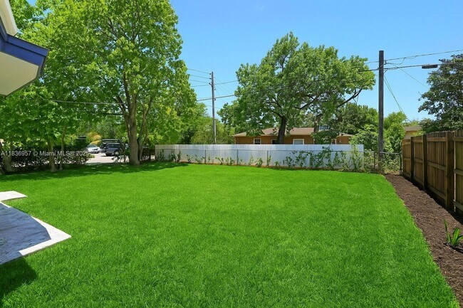 Building Photo - 990 NE 159th St