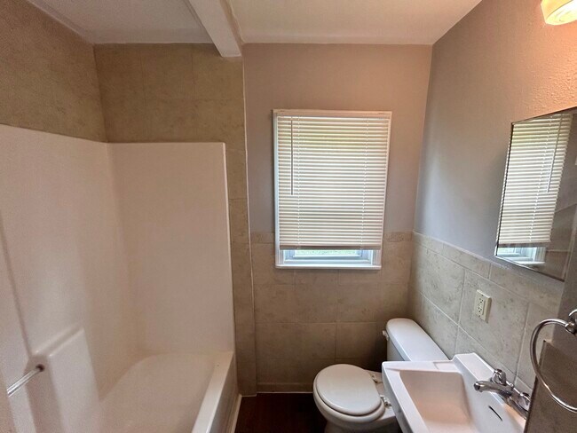 Building Photo - 8255 Lakeview Dr