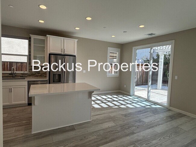 Building Photo - Three Bedroom Home in Hollister