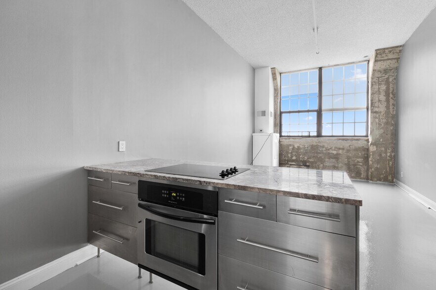 Building Photo - 6533 E Jefferson Ave