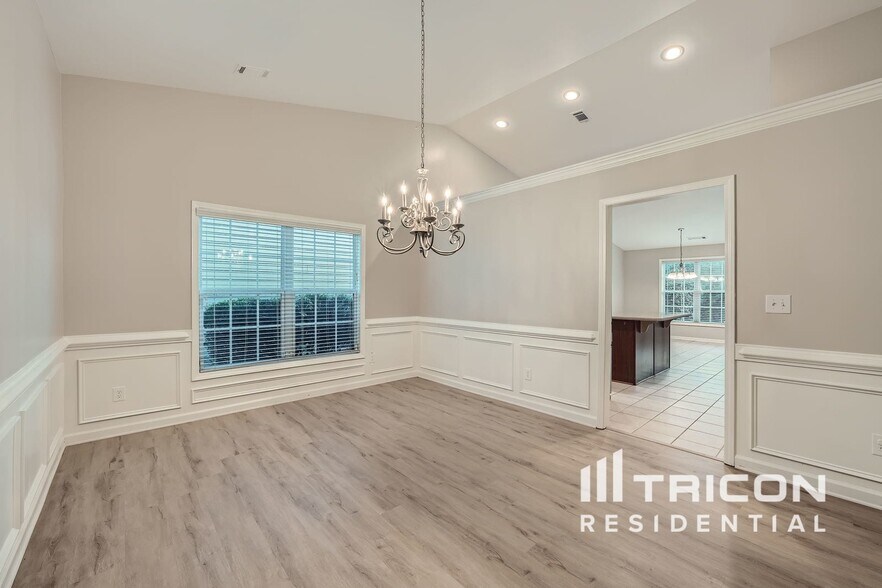 Building Photo - 641 Rock Elm Dr