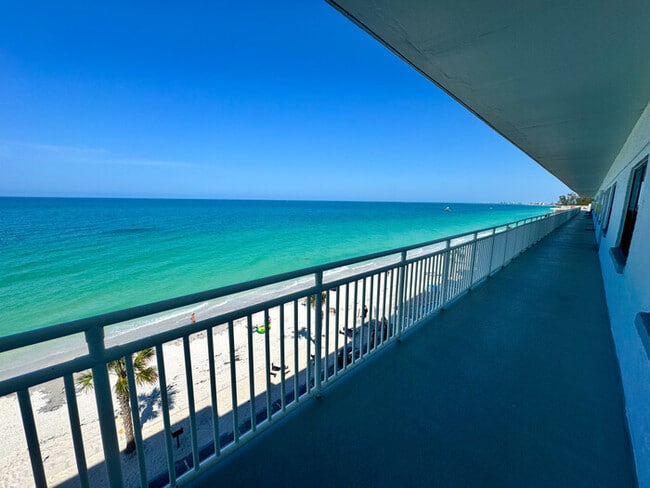 Building Photo - Breathtaking Lower PH Beachfront 2/2 Condo