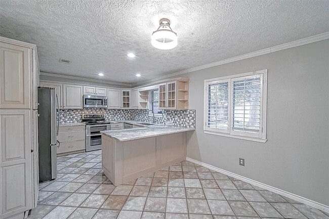 Building Photo - 215 Maple Leaf Dr