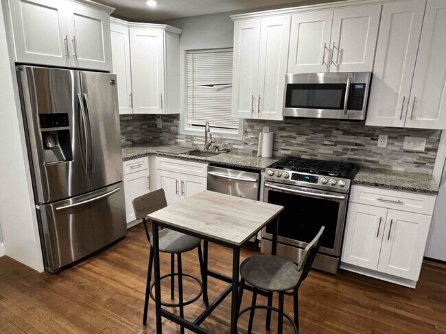 Building Photo - 2556 Main St