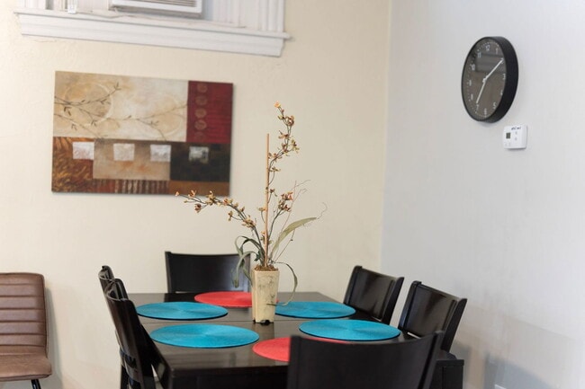 Building Photo - 1601 W Cary St