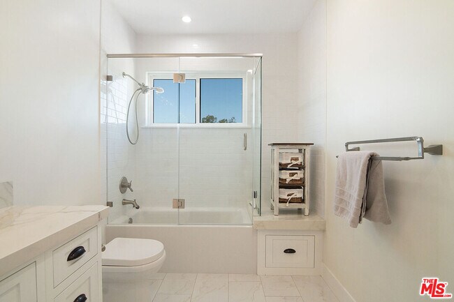 Building Photo - 2947 Kelton Ave