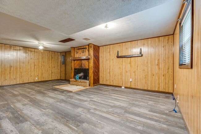 Building Photo - 3 Bed/1.5 Bath in Colonial Heights