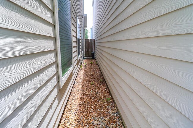 Building Photo - 5213 Pinemont Creek Ln