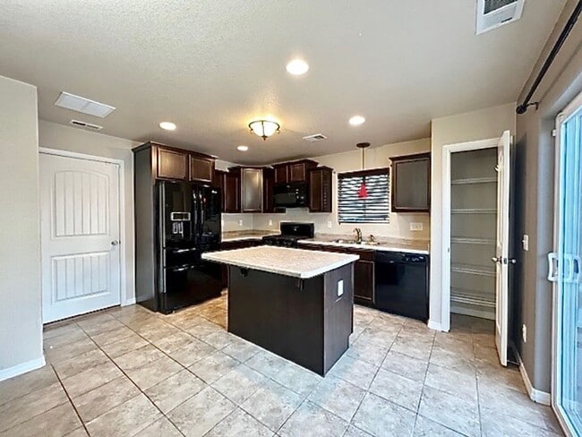 Building Photo - 2 Story Home with 3 Bed, 2.5 Bath, 2 Car G...