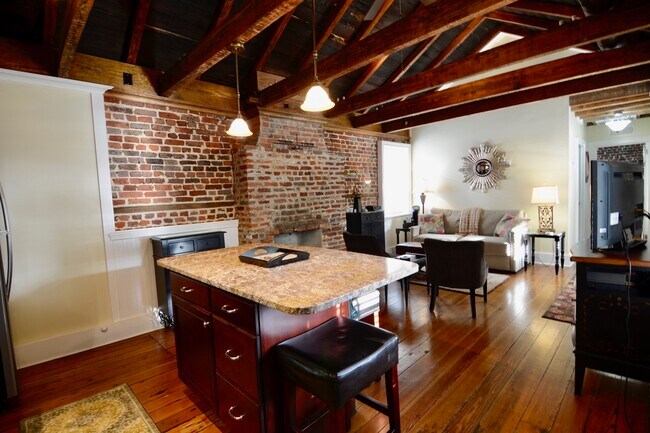 Building Photo - 80 Society St