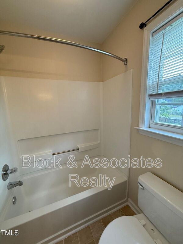 Building Photo - 404 Springside Dr