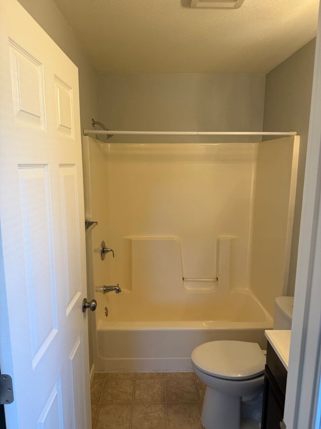 Building Photo - 1 bedroom, 1 bathroom Charming Home Central Location