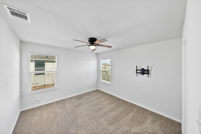 Building Photo - Spacious 5-Bedroom Rental on Oversized Cor...