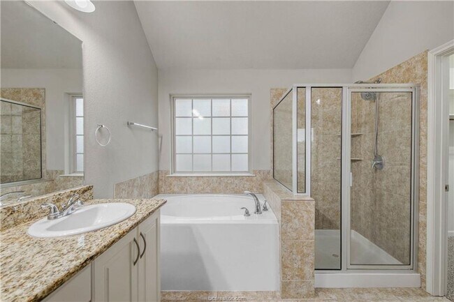 Building Photo - Available NOW! 3/2 in highly desirable Creek Meadows!!