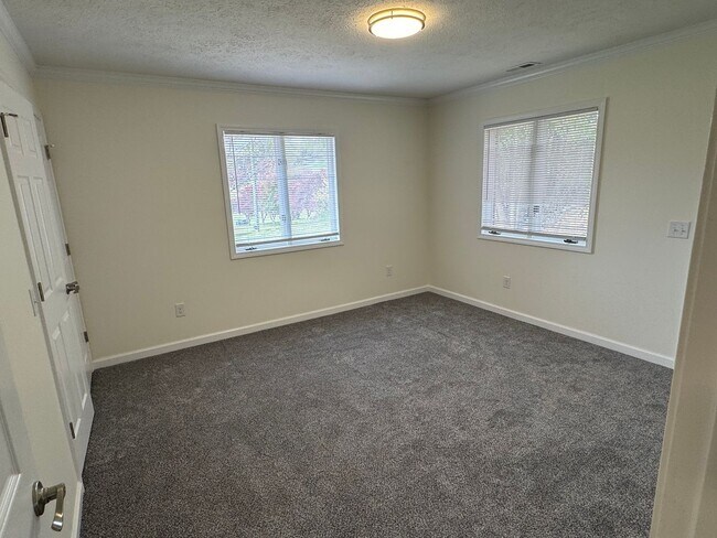 Building Photo - Newly renovated 2 Bedroom 2.5 Bathroom Hom...