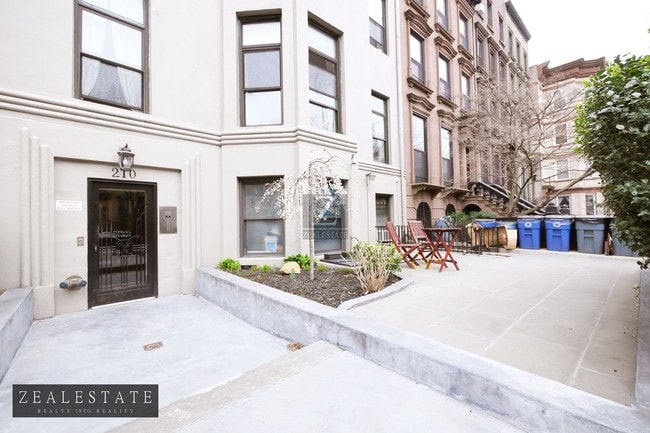 Building Photo - 210 Park Place