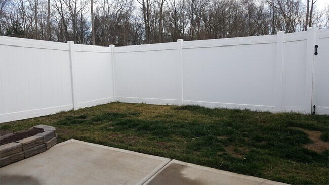 Building Photo - 2757 Silverthorn Dr