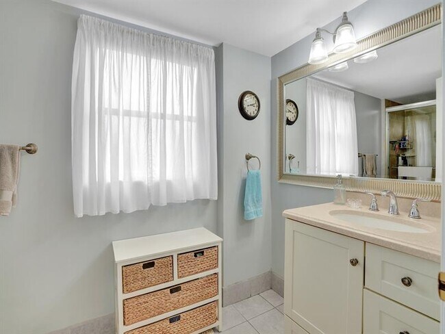 Building Photo - 2208 S Cypress Bend Dr